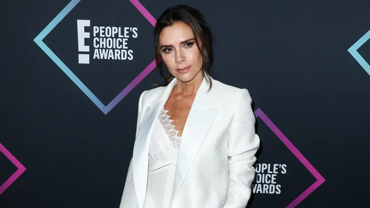 Oeps: Victoria Beckham kijkt iets te diep in het glaasje