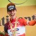 thymen arensman juicht op podium na een ritzege in de tour de france