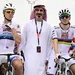 merlier en pogacar staan stil voor de start van een etappe naast een belangrijk persoon uit uae tijdens de uae tour