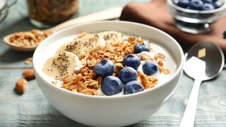 Dit gebeurt er met je lichaam als je elke ochtend een bakje yoghurt eet