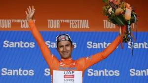 jonathan narváez op het podium als eindwinnaar van de tour down under 2025