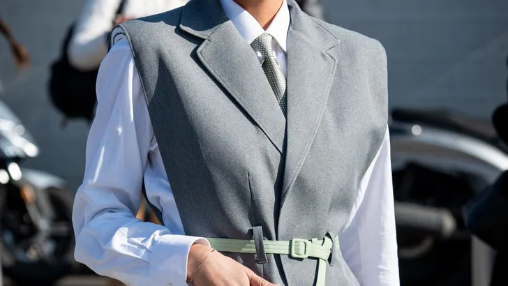 Vrouw met stijlvolle look.