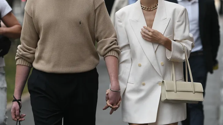 De Weekendtips van Beau Monde voor week 9, 2025. – Foto van modieus paar hand in hand.