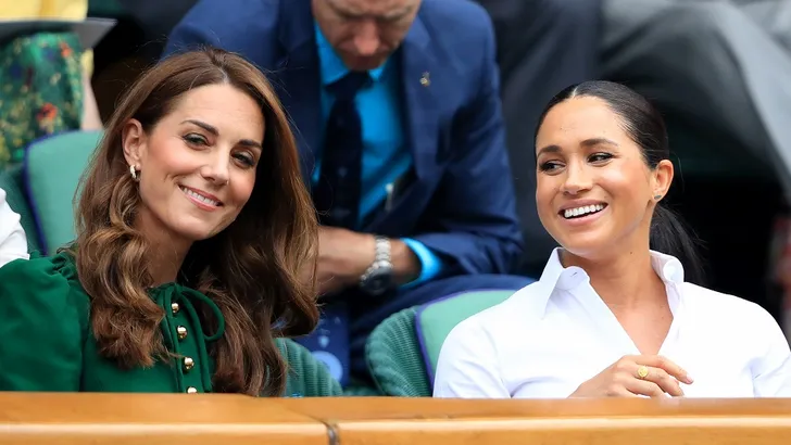 Kate en Meghan op Wimbledon, geen koele blik te bekennen