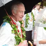 Stiefdochter van koning Charles. Foto van de koning in Samoa, oktober 2024.