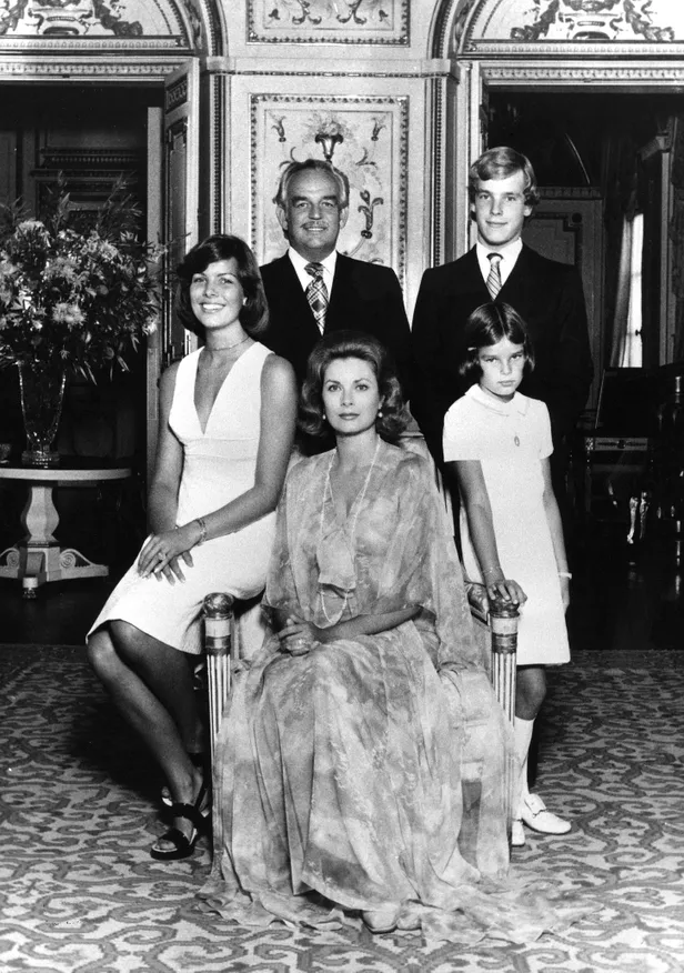 Familiefoto in het prinselijk paleis: (vlnr) prinses Caroline, prins Rainier III, prinses Grace (zittend), prins Albert en prinses Stéphanie.