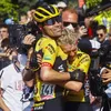 Video | 'Koentjehhh!' Mooie bewegende beelden van eerste moment dat Koen Bouwman en Tom Dumoulin elkaar omhelzen na winst Giro-rit