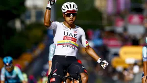 Jhonatan Narváez heeft de vierde etappe van de Giro d'Italia gewonnen. De Ecuadoraan versloeg Orluis Aular, die het werk van zijn team Movistar niet kon afmaken.