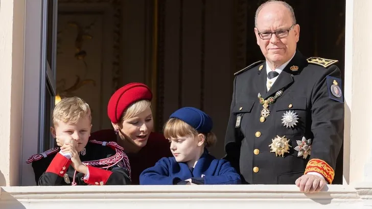 LA FAMILIA REAL EN EL BALCON DE PALACIO EN EL DIA NACIONAL DE MONACO