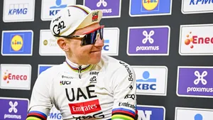 Tadej Pogacar met zonnebril achter de coulissen bij de Ronde van Vlaanderen.