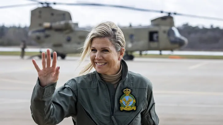 Koningin Maxima bij een Fire Bucket Operatie met een Chinook helikopter