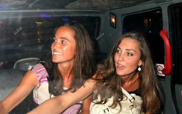 Prinses Kate en haar zus Pippa Middleton in een taxi na een avond clubben.