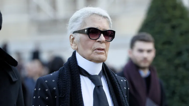 Er komt een ongewone biografie over Karl Lagerfeld