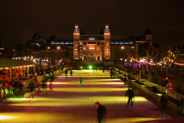 De iconische schaatsbaan op het Museumplein in Amsterdam 