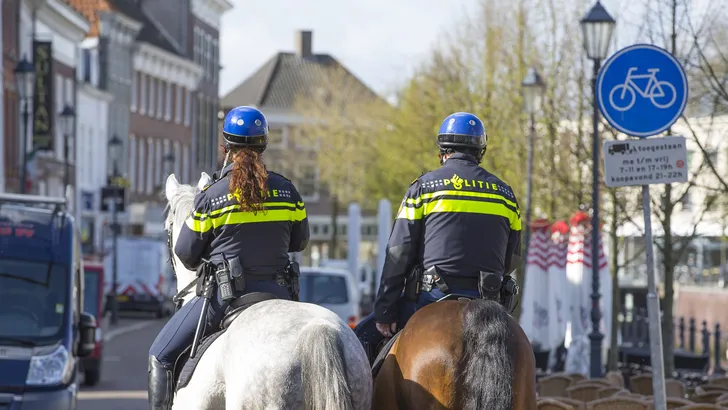 VIDEO: Man rijdt opzettelijk in op politieagenten te paard