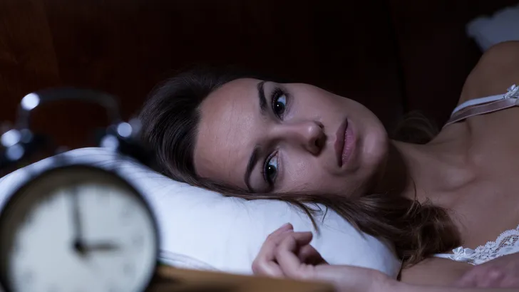 Waarom je steeds 's nachts wakker wordt en naar de wc moet
