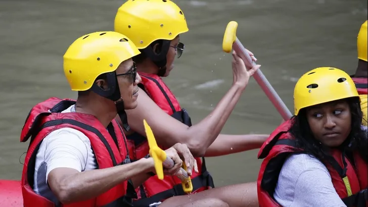 Obama en gezin raftend gespot op Bali