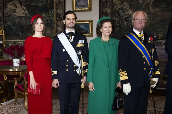 Ook ton sur ton weet Sofia haar Bottega-tasjes keurig te combineren.