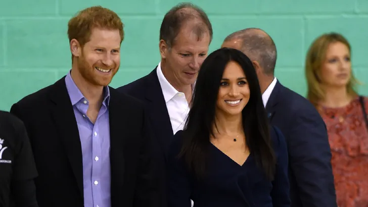 Zien: Harry & Meghan knuffelig bij potje basketbal