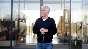 marcel welling voor de deur van zijn International