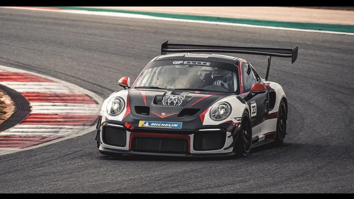 Max Verstappen houdt zich bezig met Porsche 911 GT2 RS Clubsport (video)