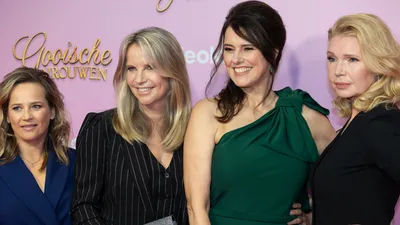 De cast van Gooische Vrouwen tijdens de première op de roze loper.