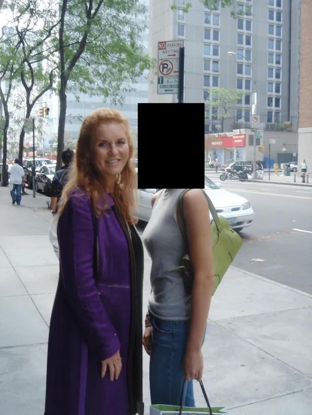 Schandalen Sarah Ferguson: een foto van Sarah met een onbekende vrouw uit de Epstein Files.