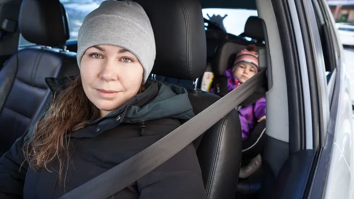 Experts waarschuwen: dit is waarom je NOOIT je winterjas in de auto moet aanhouden
