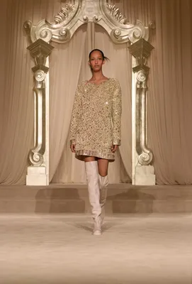 Deze look fluistert Parijs, ruikt naar herfst en voelt als thuiskomen. Chanel weet hoe je een silhouet moeiteloos laat spreken.