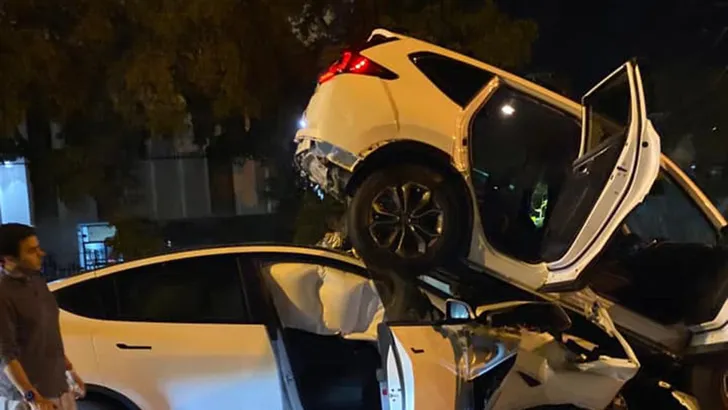 Florida Man crasht Tesla, geeft Autopilot de schuld