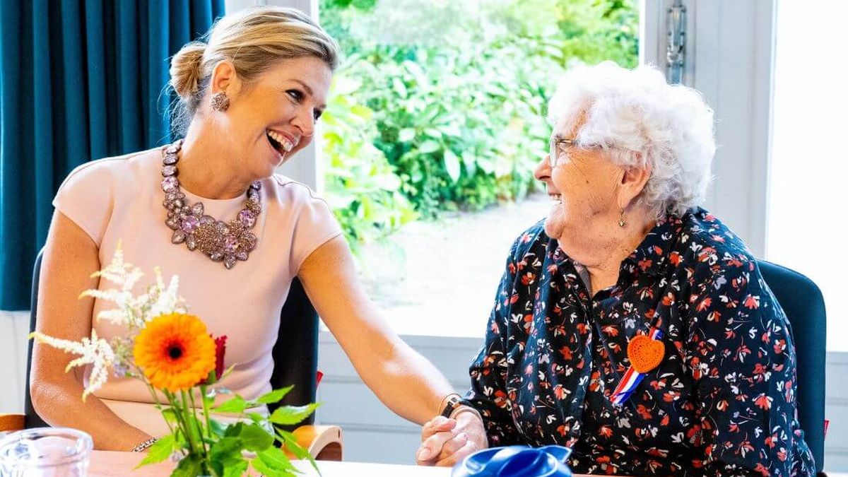 Koningin Máxima geniet van zonnetje in Zevenbergschen Hoek