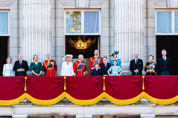 Foto van de Britse royals, met onder andere de Duke en Duchess of Gloucester, op het balkon van Buckingham Palce tijdens Trooping the Colour 2025.