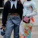 Twee vriendinnen in fashionable outfits.