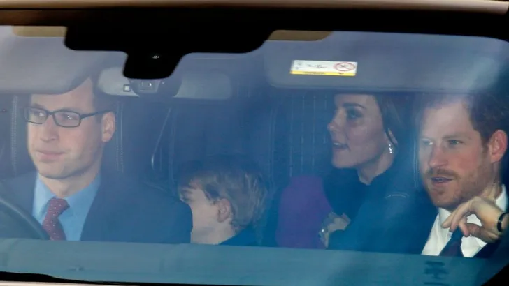 Queen geeft kerstcadeautjes aan George en Charlotte