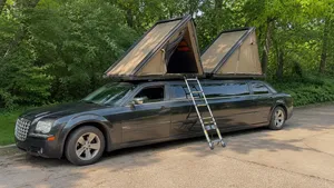 Man bouwt een oude Chrysler-limousine om tot camper en ontdekt in de bergen waarom dat een slecht idee was