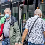 Drukte in de winkelstraat mensen met mondkapjes