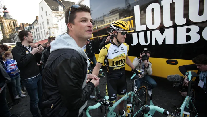 Sven Kramer breekt sleutelbeen bij Drentse wielerkoers