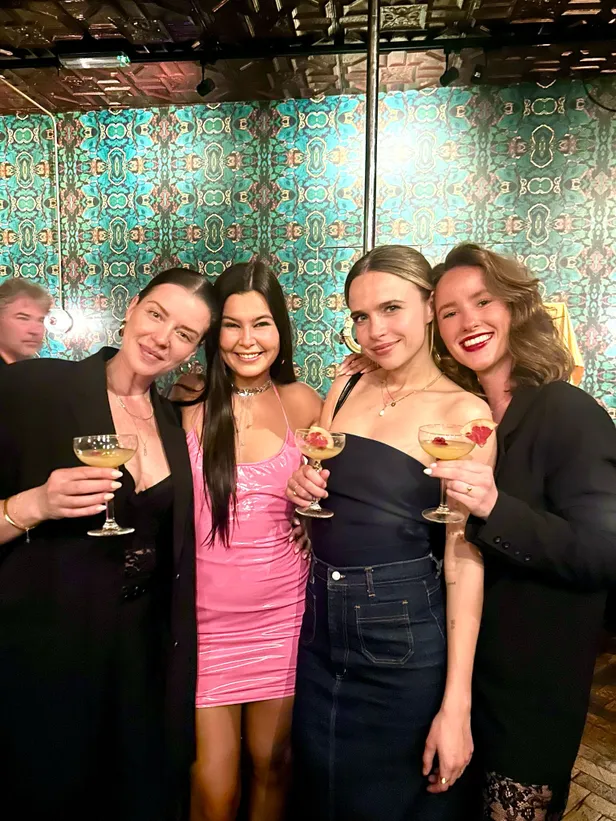 Sanne en Rosanne met Diva bij de lancering van Playboy
