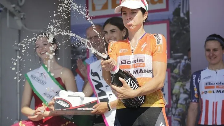 Stevens voltooit hattrick in Giro Rosa