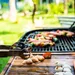 Barbecue met vlees de tuin