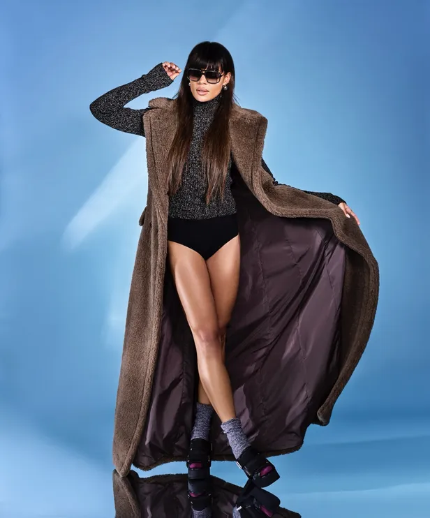 Top, jas, shorts, schoenen: Max Mara | Sokken: The English Hatter 