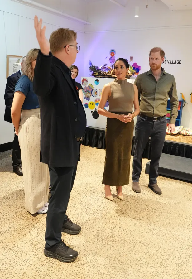 Meghan had haar kleding niet alleen piekfijn op elkaar afgestemd, maar ook manlief matchte lekker mee. 