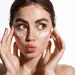 Vrouw verzorgt haar huid met een verzorgende skincare routine.