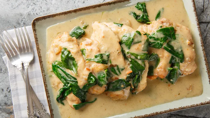 Kip met roomsaus en spinazie