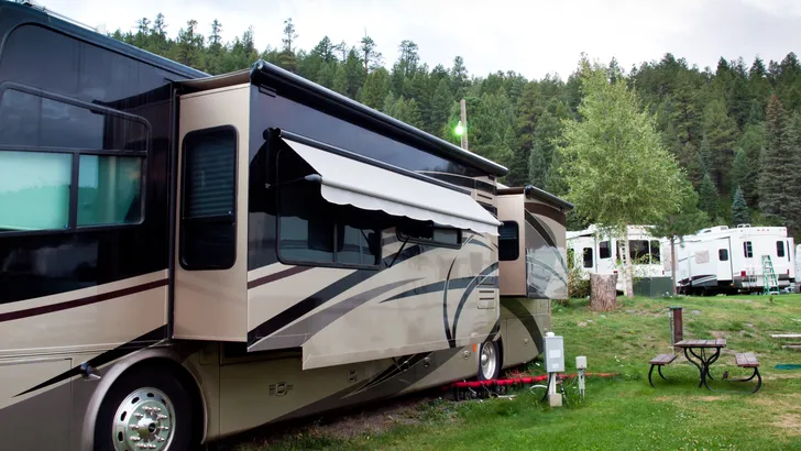 De financiële realiteit van het camperleven: dit koppel woont al zes jaar in een camper van 13 meter