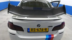 Haal een agressief gevleugelde BMW M5 bij Domeinen 