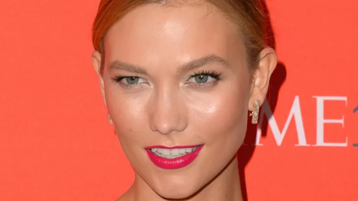 Get the glowy & bronze beauty look van Karlie Kloss