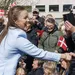 Foto van prinses Isabella van Denemarken die handen schudt met het publiek in Aarhus bij de viering van haar 18e verjaardag.