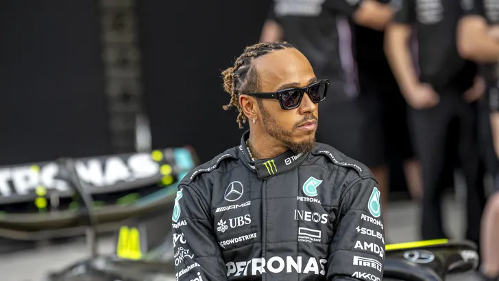 Hamilton ziet bui al hangen voor 2024: 'Red Bull heeft auto sinds augustus niet aangeraakt'