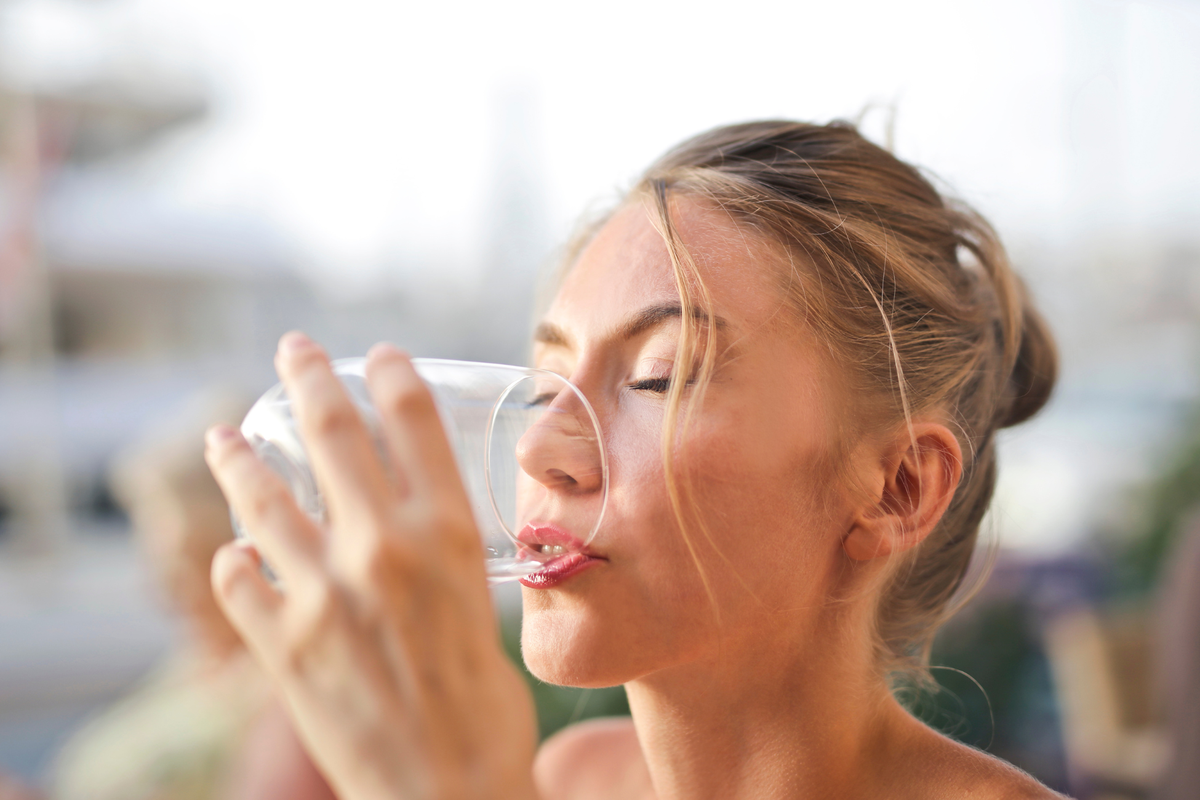 Zo herken je dat je te weinig drinkt (en nee, dorst is niet genoeg)